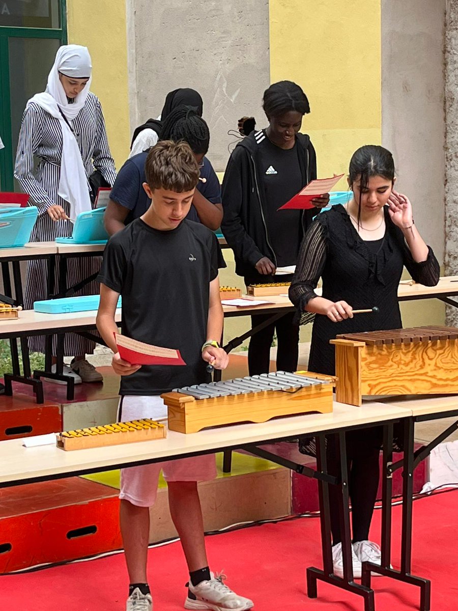 EspriuSalt's tweet photo. Fantàstic concert de l'alumnat de 3r d'ESO a la #ComaCros per celebrar el #DiaDeLaMúsica! Moltes gràcies a l'escola @lamoderna_emmg per l'organització! @ViladeSalt https://t.co/SxT2gw6Rr6
