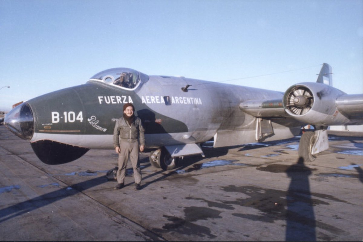 PucaraDefensa's tweet photo. Una máquina de hacer tallarines malvinera
@FuerzaAerea_Arg #bac #canberra #IIBrigada #mk62 #chaff #bengalas #ecm @MuseoMalvinas #FAA #bombardero #bomber #aviacion #Malvinas #malvinas40años #aim9l #sidewinder
https://t.co/DG6XbVezED https://t.co/YGjE6fVgza