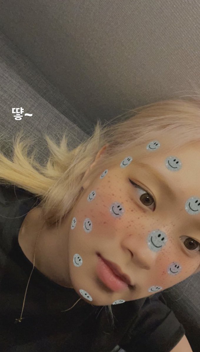 roseunpark's tweet photo. 떃 떃! It’s your favorite girl Rosie. Pretty much bored at the moment and here’s a picture of me using a “smiley-sticker-filter” just to make you smile. https://t.co/11u2OWJ4Kx