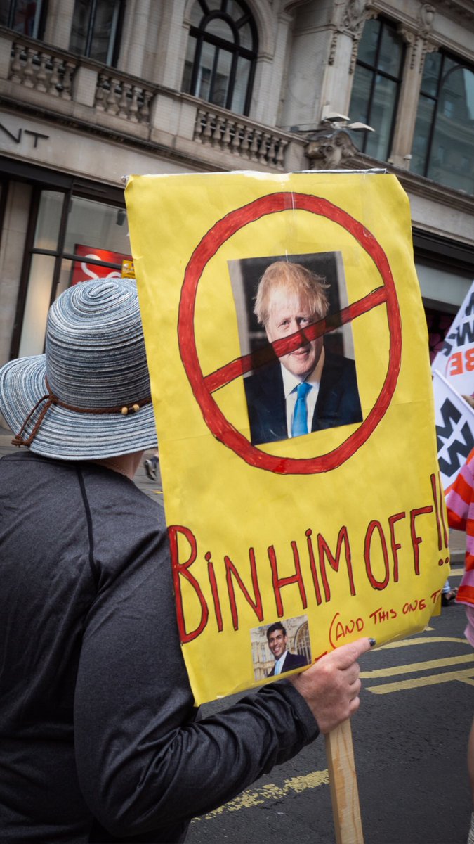 ellie_laycock's tweet photo. Homemade signs at #DemandBetter rally 18.06.22 London
#CostOfLivingCrisis #RailStrikes #Binhimoff https://t.co/ck6hS9aXdE