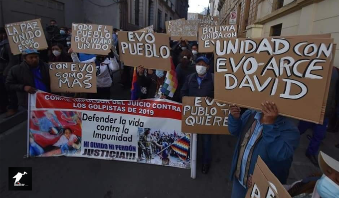 buitterbo's tweet photo. A la voz en coro gritaron que estaban más unidos que nunca; “Evo y Arce unidos más que nunca” … 
Los carteles fueron mandados a confeccionar a una sola persona, pagado por los aportes de una cuotita considerable para este propósito.
https://t.co/Hkb5AdagHD https://t.co/E4PjlKdnL6