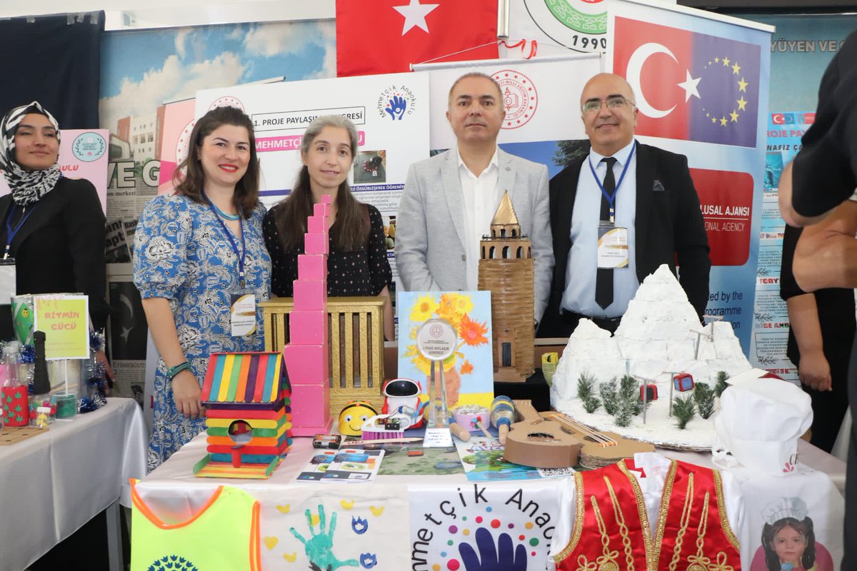 Değerli Protokol Üyelerinin ve çok sayıda misafirin katılım sağladığı Kongrede, Ulusal Destek Servisinden Dr. Hülya Bal, Ulusal Ajans Mesleki Eğitimden Bilal Balcı ve Ankara Kalkınma Ajansı Yatırım Destek Ofisinden  Erdem Koçoğlu, projelere dair deneyimlerini paylaştılar.
<a href="/tcmeb/">Millî Eğitim Bakanlığı</a>