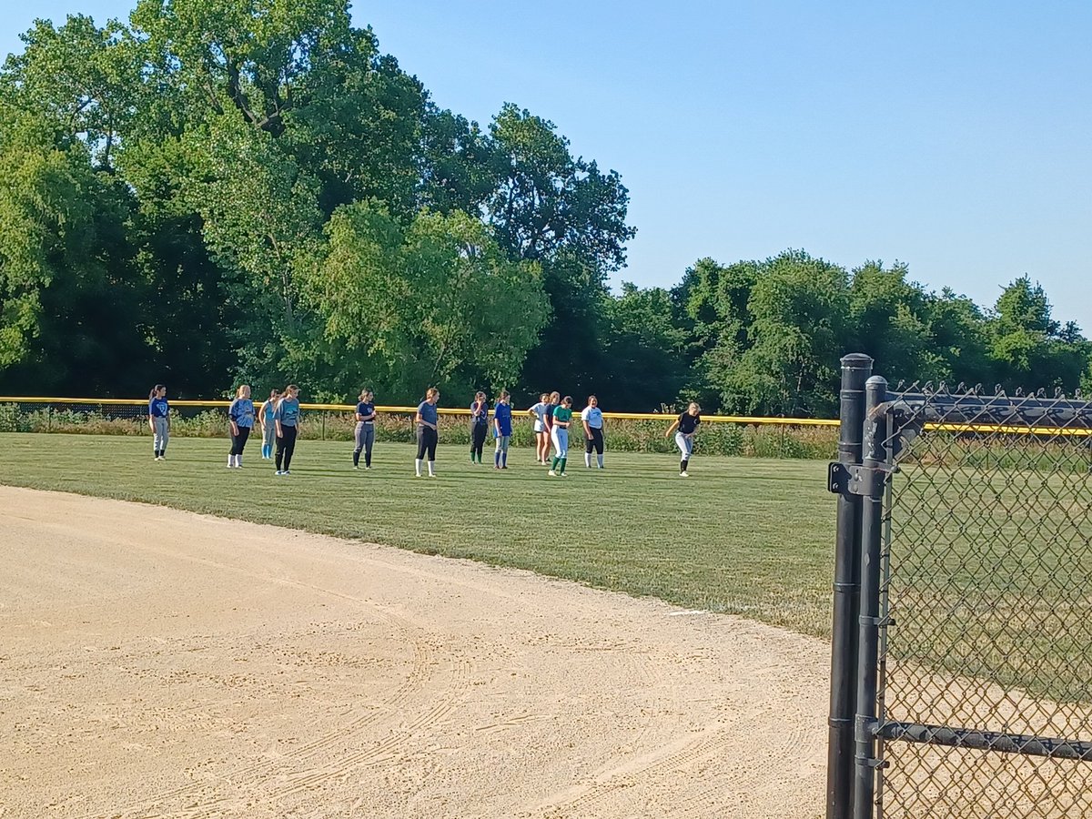 SMAActivities's tweet photo. 💚💙 @SMA_Softball getting work in early! Coach Sciara is wasting no time at camp 🥎 #Guardup #SMAsoftball 
@SMACatholic https://t.co/v9SIwG8SKX