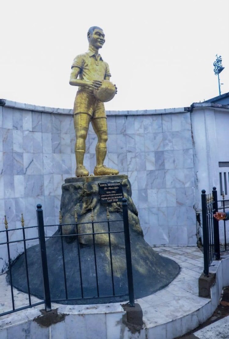 RogerNdine's tweet photo. Légende du football camerounais, Samuel Mbappe Leppe, dit « Maréchal »

Initiative de la Mairie de la ville de Douala avec pour objectif de promouvoir le football camerounais.

Cette statuette se dresse fièrement dans la capitale économique et constitue plus que jamais un repère. https://t.co/2FLj20tjsN