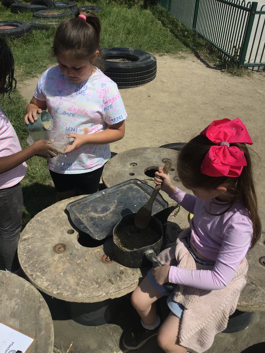 During forest school year 1 were gathering ingredients from around the school grounds to make meals and have to write down menus from what they had made. 🌳