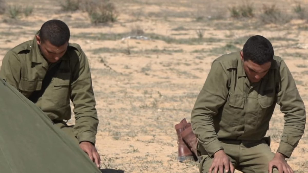 جنديان مسلمان في جيش الدفاع الإسرائيلي يؤديان الصلاة.. في إسرائيل الدين لله والوطن للجميع....