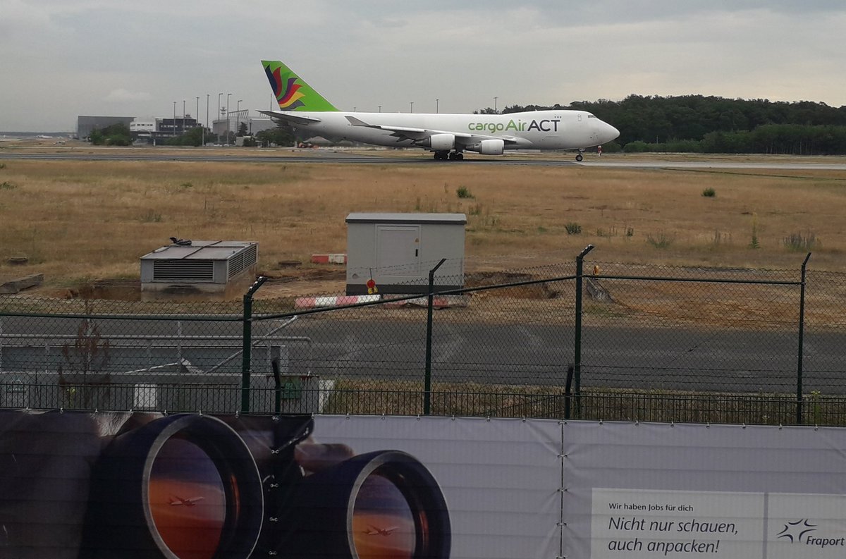 Jobs for aircraft enthusiasts! <a href="/FraportAG/">Fraport AG</a> can obviously 'spot' an opportunity. I spy a very old 747 freighter...