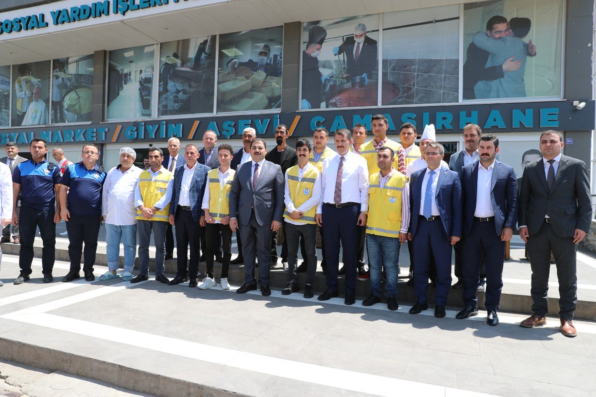 Valimiz Sn. Salih Ayhan ile içerisinde Sosyal Market, Aşevi, Giyim Market ve Glutensiz Fırın bulunan Sosyal Yardım Kompleksimizde incelemelerde bulunduk.