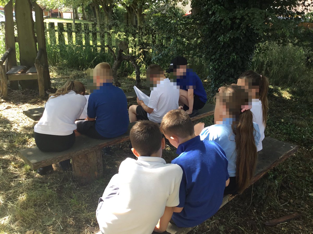LeysFarm's tweet photo. Class 4W enjoyed being out in the Shakespeare garden this morning to rehearse their speaking and listening skills ready for some performance poetry. #LFJSEnglish #LFJSSpeakingandlistening #LFJSPoetry #LFJSOutdoorlearning https://t.co/szGMItVy3f
