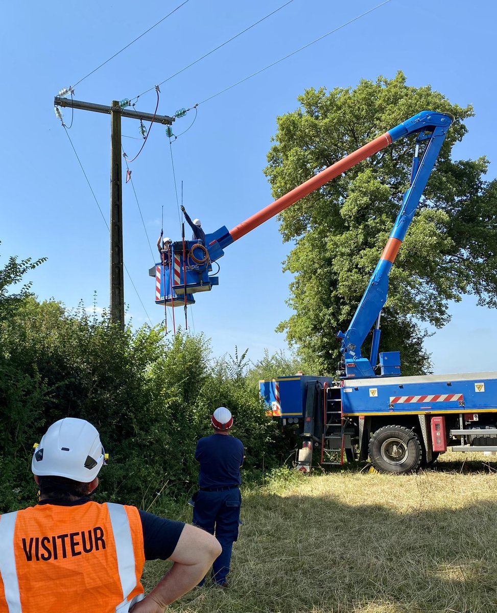fra_luciani's tweet photo. Une belle opération de rénovation programmée en Mayenne qui se termine par l’intervention de l’équipe TST HTA de Laval, en toute #sécurité. Au service des clients. Merci à l’équipe pour l’accueil le #professionnalisme et les échanges sur l’activité. https://t.co/PmgqrC2yCL