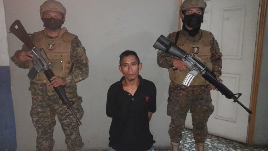 tvusuluteca's tweet photo. #Nacionales | Personal de la Fuerza Armada en conjunto con la PNC ubicaron a un sujeto que se encuentra perfilado como miembro de la MS13, incautándole dinero que se presume producto de la extorsión y 2 teléfonos celulares, en Col. Santa Lucía, Ilopango, San Salvador. https://t.co/JQ57Jev2hw