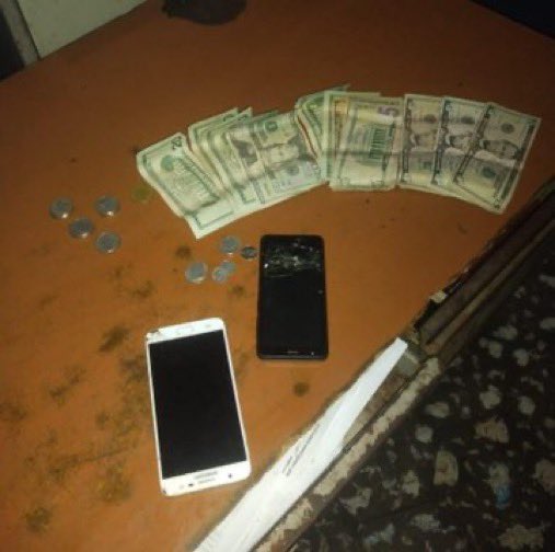 tvusuluteca's tweet photo. #Nacionales | Personal de la Fuerza Armada en conjunto con la PNC ubicaron a un sujeto que se encuentra perfilado como miembro de la MS13, incautándole dinero que se presume producto de la extorsión y 2 teléfonos celulares, en Col. Santa Lucía, Ilopango, San Salvador. https://t.co/JQ57Jev2hw