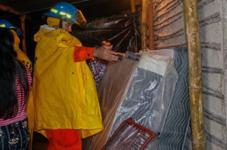 tvusuluteca's tweet photo. #LoUltimo| Cuerpo de Bomberos informa que esta madrugada trasladaron a una familia hacia un lugar seguro, debido a que su vivienda resultó afectada por un derrumbe en el Cantón Santa Anita Caserío Los Díaz, municipio de San Cristóbal, Cuscatlán. https://t.co/q3eJfgjyHG