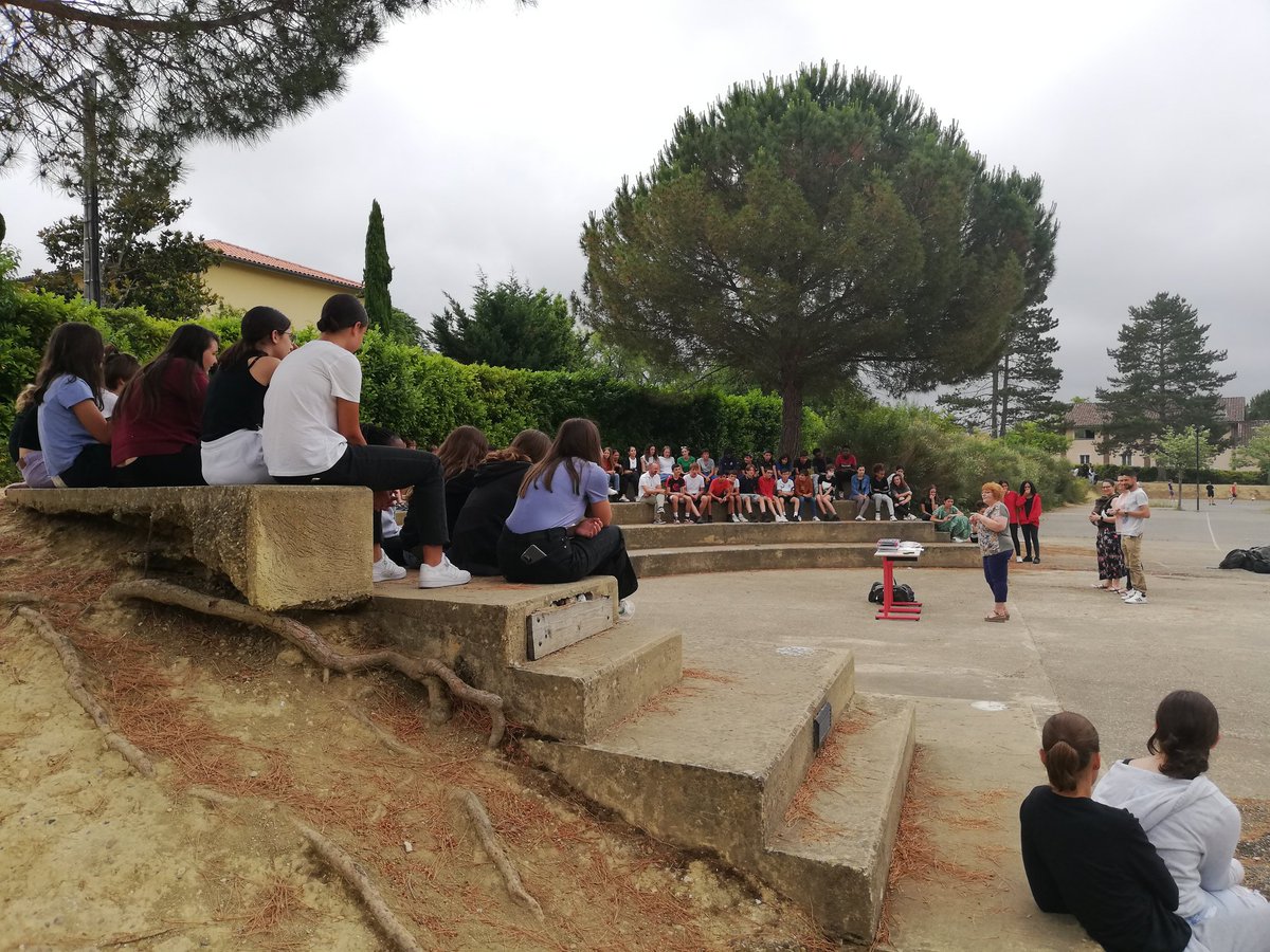 Remise du passeport Educfi par Mme Técouères (Banque de France) au 4e dans le cadre du Parcours Avenir &amp; Citoyen au <a href="/CarnotAuch/">College Carnot</a>.