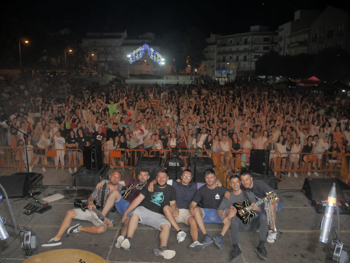 Una nit màgica al lloc on ens ha vist nàixer, gràcies per fer que Arsènic haja sigut possible. ❤️‍🔥 Vos estimem ❤️‍🔥

Gràcies a @LaFumigaBand , a <a href="/eldemuro/">ELDEMURO</a> i a @abrilgivars per formar part d'Arsènic. S'ho mereixeu tot ❤️