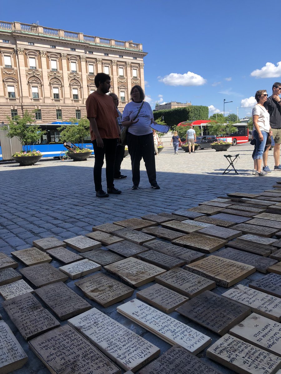 MaritTornqvist's tweet photo. Nu finns allt på plats igen på Mynttorget. @EliAhl berättar om alla minderåriga asylsökanden som tog sina liv i Sverige. Offren för en sjuk hantering av utsatta barn i landet där barnkonventionen är lag. Välkomna att begrunda sanningen här.#denstorasaknaden https://t.co/Qm1lhyaqJi