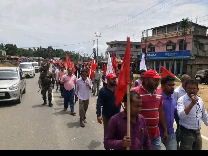 SKumarghat's tweet photo. #SFI_TSU_DYFI_TYF_AIKS_TKMU

কেন্দ্রীয় সরকারের নয়া 'অগ্নিপথ প্রকল্পের বিরুদ্ধে আজ কুমারঘাটের রাজপথ দখল নিল বাম ছাত্রযুবরা ।।
ঠিকা সৈনিক নিয়োগের বিরুদ্ধে এই গর্জমান যৌবনের হুঙ্কারে আকাশ বাতাস ভারি হয��ে ওঠে কুমারঘাটের রাজপথ ।।

#sfitsutripura
@SfiTripura @Sfitripurastate https://t.co/OlYTgxa9am