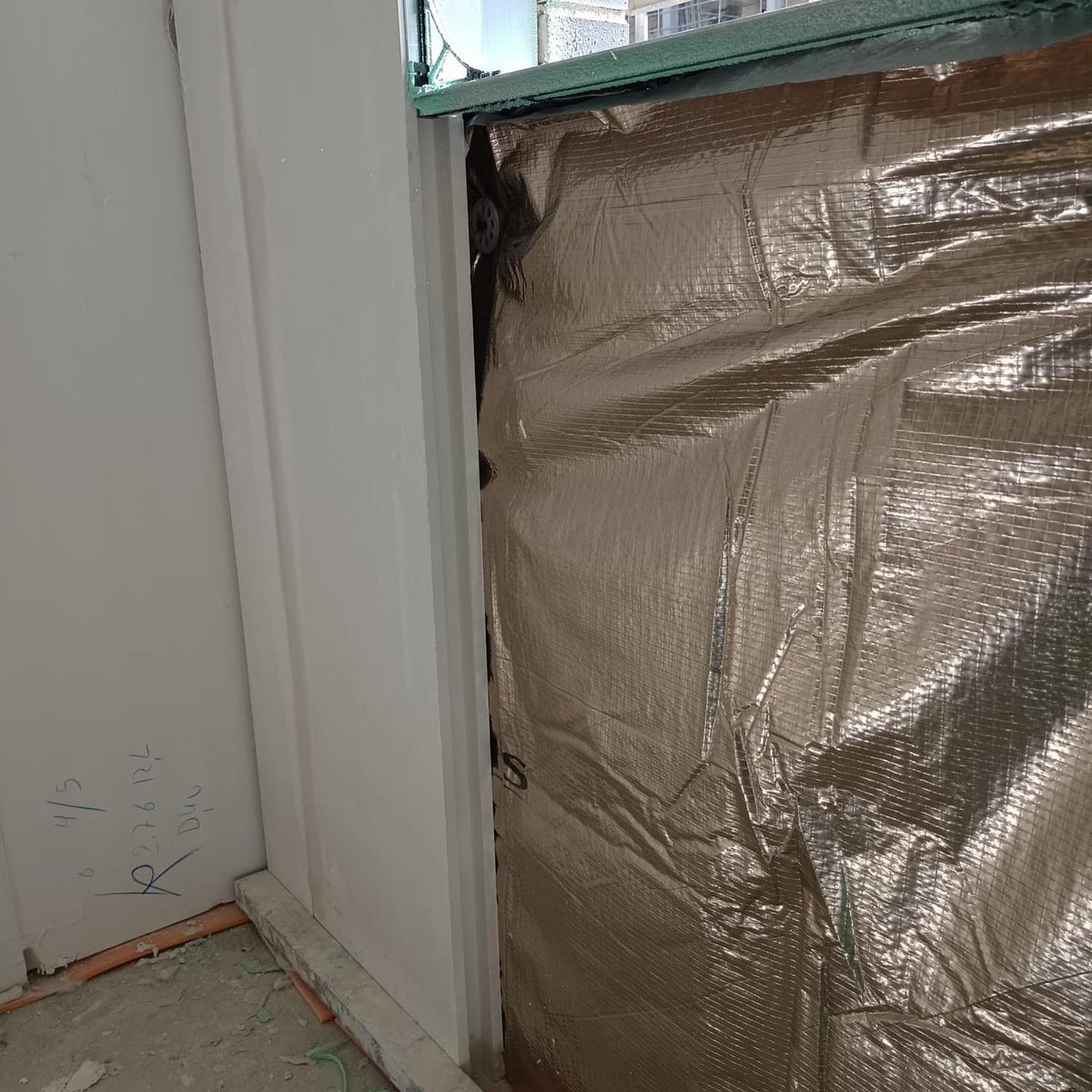 ⭐ Nuevo caso de éxito del asociado <a href="/ACTIS_IBERIA/">ACTIS AISLAMIENTO</a>, que ha intervenido en la primera fase de una obra de 105 viviendas en Velilla de San Antonio (Madrid). Han instalado su solución TRISO-HYBRID S en la envolvente, consiguiendo a la vez aislamiento y estanqueidad.