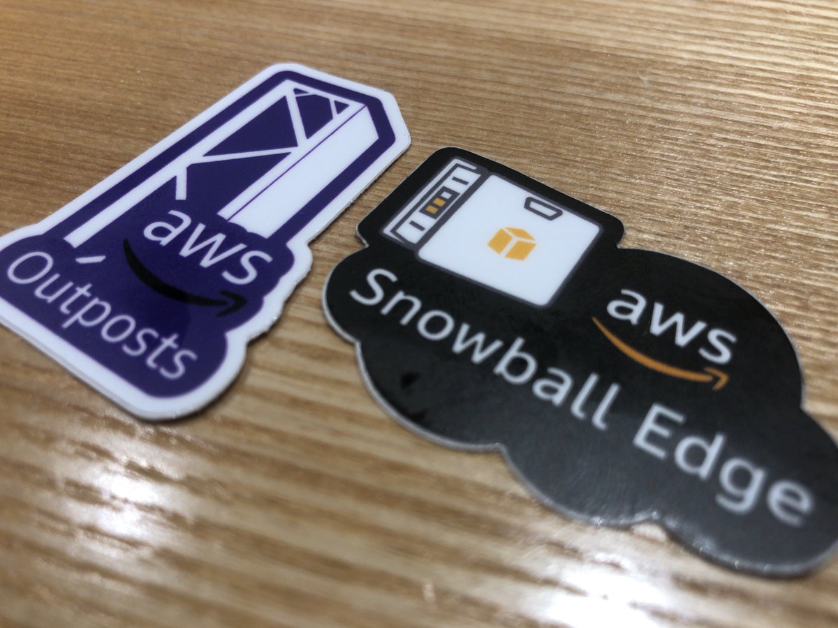 Koboku_Ikuo's tweet image. 来日中のチームから #Outposts と #SnowballEdge のシールを貰った😊（大量にあるので欲しい人はDMください