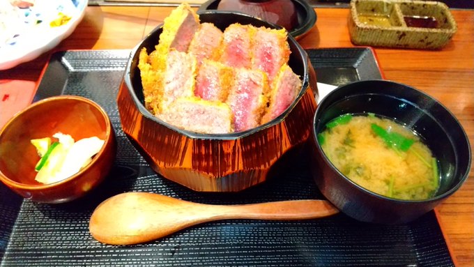 お昼はスープカレーの予定でしたけど、昨日に引き続き生肉が食べたくなっちゃって、牛カツ丼と馬刺しを食べちゃいました…(^q^)美味しかったです…
昨日今日と美味しい物食べて豪遊しちゃったので、帰ったら暫く節約生活&amp;仕事頑張ってお金稼がないとです…w(;'∀`) 