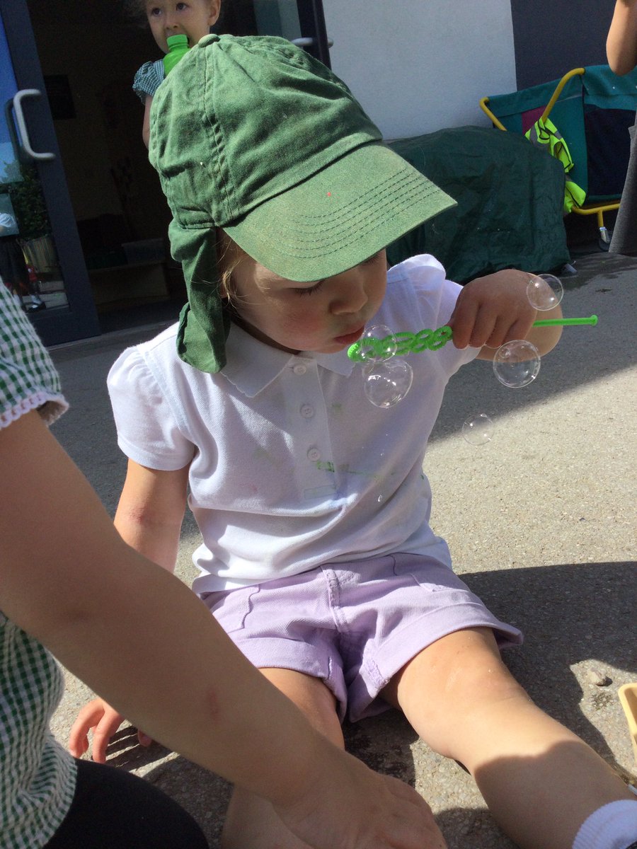 Endike2s's tweet photo. Blowing and catching bubbles.
“Pop!”
“It’s a little one.”
“I did it!”
#turntaking #keepontrying #funinthesun @EndikePrimary https://t.co/BlxL2iALIT