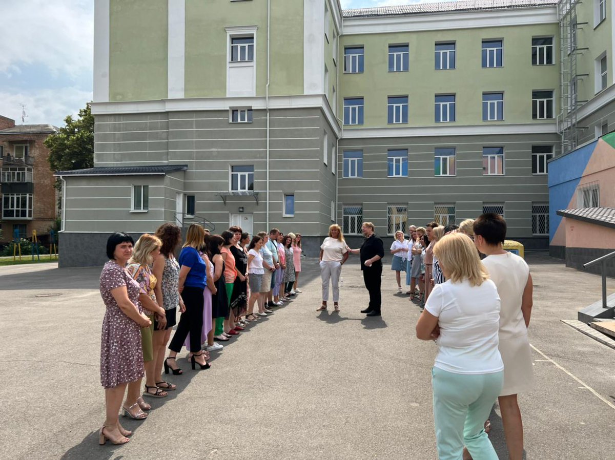 Terveisiä Pohjois-#Ukraina'asta!

👩‍🏫Tällä viikolla KUA ja Tšernihivin koulutoimi kouluttavat 70 opettajaa ja koulupsykologia psykososiaalisista taidoista
💛 Tavoitteena antaa työkaluja traumojen käsittelyyn koulussa
❓ Koska #koulu ankkuroi lapset arkeen myös konflikteissa.