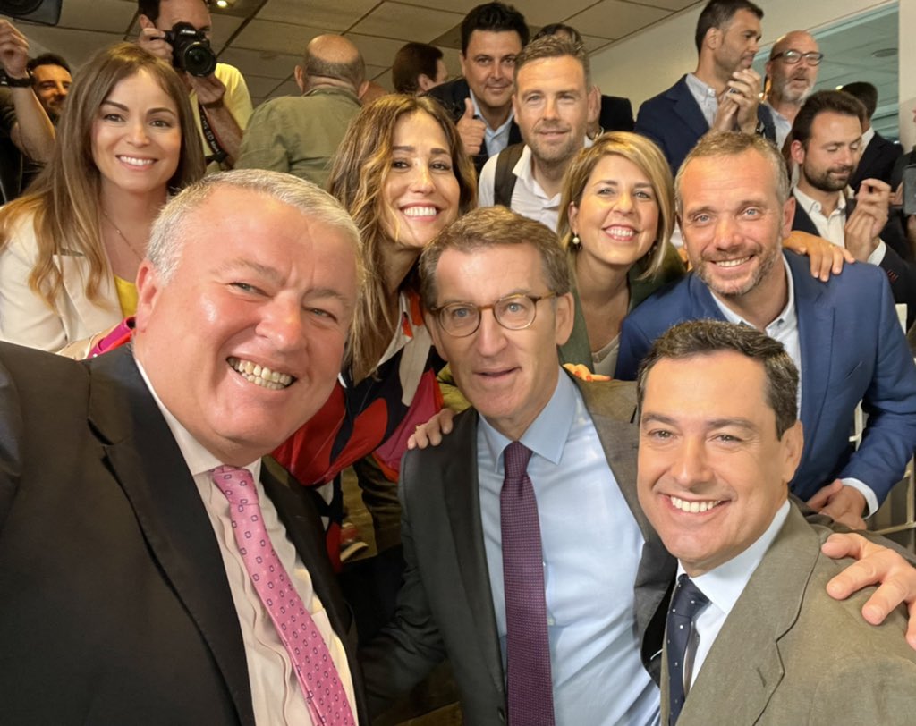 Apoteósico recibimiento a los Presidentes <a href="/NunezFeijoo/">Alberto Núñez Feijóo</a> y <a href="/JuanMa_Moreno/">Juanma Moreno</a> a su llegada a la Junta Directiva Nacional del Partido Popular. Y el equipo de <a href="/PPRMurcia/">PP Región de Murcia</a> con ellos para felicitarles por el extraordinario triunfo en #Andalucía y el cambio de ciclo
#EfectoFeijóo
#Preparados