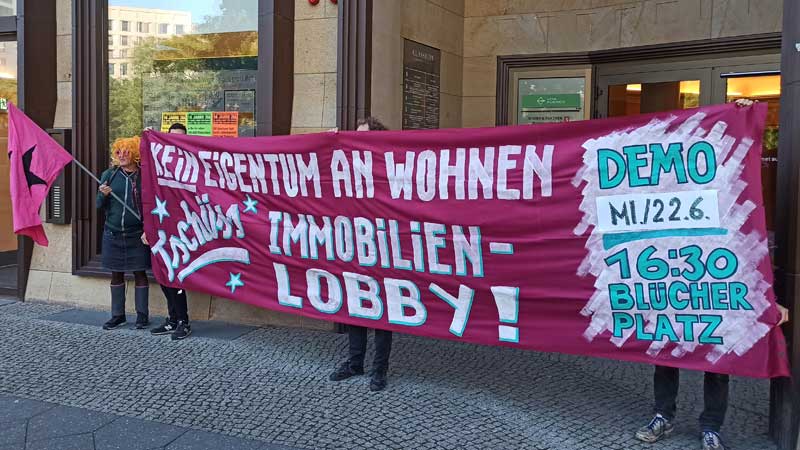 Kleiner Besuch bei der ZIA am Leipzigerplatz anlässlich ihrer Pressekonferenz heute morgen. Morgen 22.6. dann wütende Krachdemo, Blücherplatz, 16:30 Uhr.

#TDImmo22 #kreuzberg #enteignung #b2206 #mietenwahnsinn #immolobby #dwenteignen