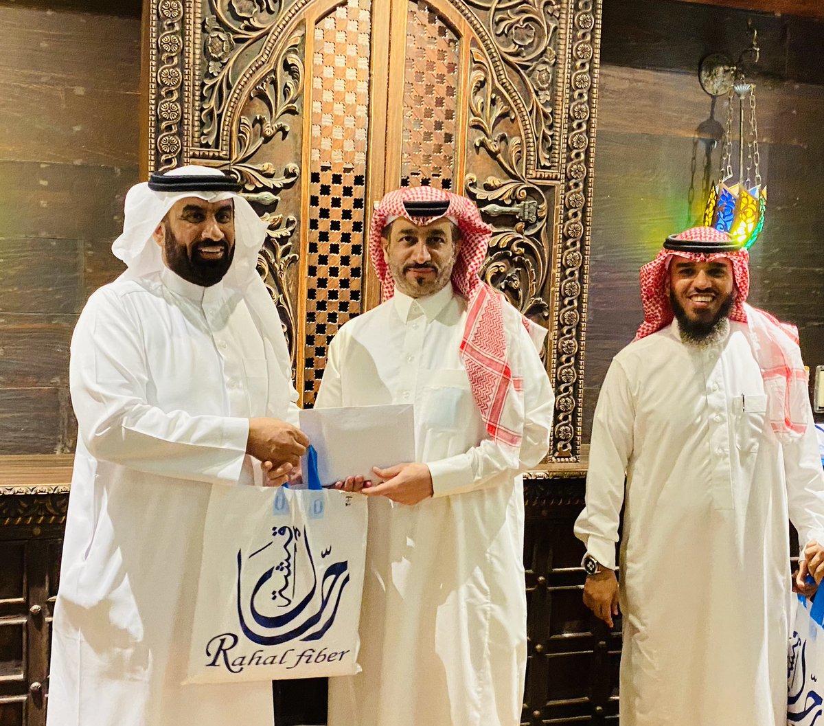 ضمن برنامج إسعاد الموظفين أقامت إدارة #متوسطة_الإمام_عاصم لقاء اجتماعيا لمنسوبي المدرسة بفندق كران كرمت من خلاله جميع المعلمين والإداريين نظير جهودهم المبذولة والمتميزة خلال العام الدراسي ١٤٤٣هـ . 
#الهيئة_الملكية_بالجبيل