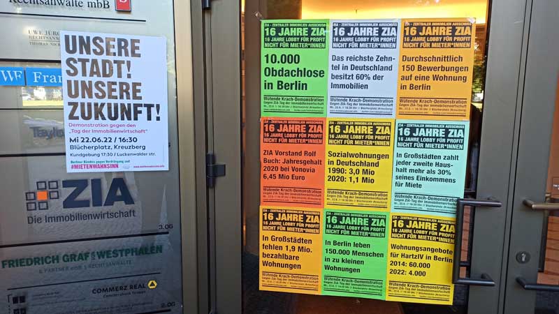 Zur Pressekonferenz der ZIA heute morgen haben wir den langweiligen Eingang etwas umdekoriert. Morgen 22.6. dann wütende Krachdemo, Blücherplatz, 16:30 Uhr.

#TDImmo22 #kreuzberg #enteignung #b2206 #mietenwahnsinn #immolobby #dwenteignen