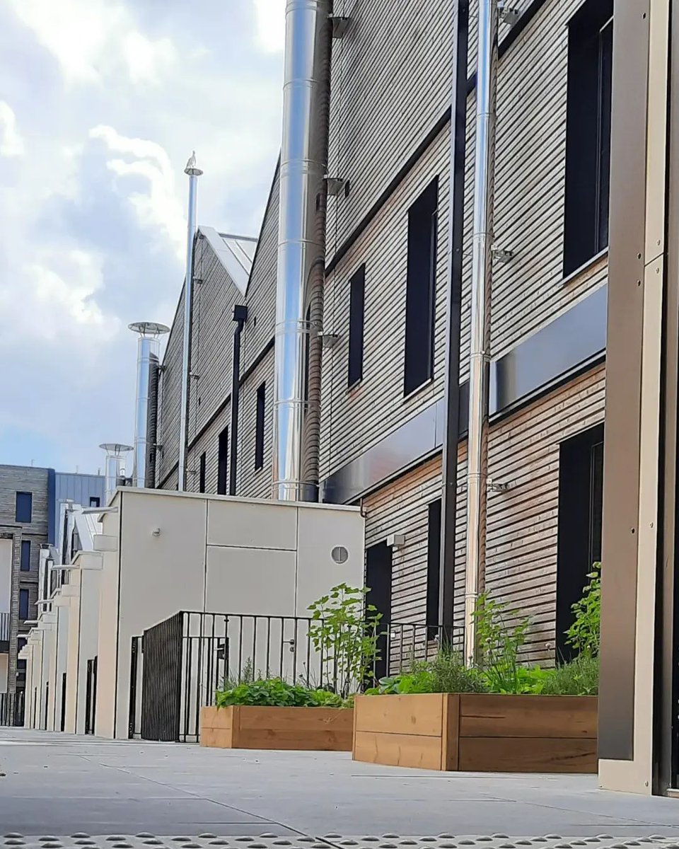 📸On clôture la #SemaineHlm avec Yasemin Oz Milleret qui remporte le concours #Portrait2Hlm sur la thématique "Les Hlm au coeur de ma vi(ll)e". Bravo🥇! 
Et merci à l'ensemble des photographes pour leur participation à ce concours. 
À l’année prochaine ! 🫶