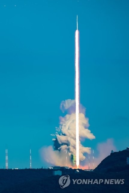 연합에서 누리호 발사 순간을 150장에서 한 장으로 합성했다고 합니다!