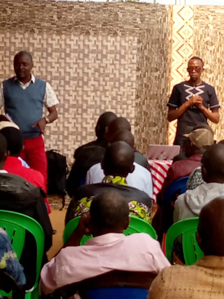 OearseRdc's tweet photo. #RDC: L'ONG D5 organise l'activité d'information, concertation et consultation juridique des communautés d'#INGA. #IBGDH & @OEARSE y partagent l'expérience du secteur #minier sur les pratiques des multinationales ds les relations avec les communautaires dans la région du #Katanga https://t.co/5PZzXFA6kP