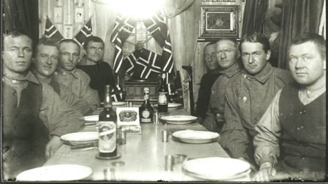 Here’s Amundsen (4th from right) and his party celebrating Midwinter's Day in 1911 at their Framheim base, Bay of Whales #Antarctica. Six months later, five of them were standing at the South Pole @FramMuseum @NorskPolar #Solstice #ShortestDay