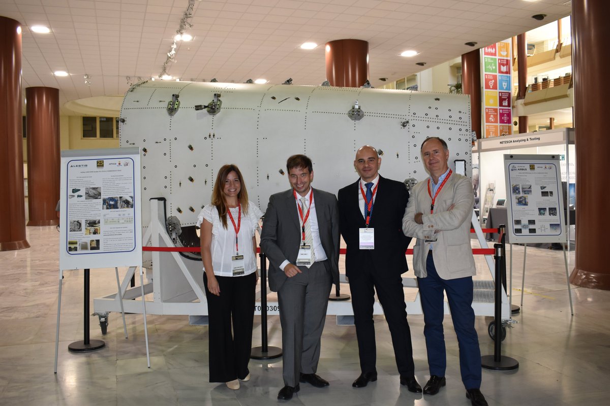 Compartiendo conocimiento y apostando por la colaboración Universidad-Empresa en #MATCOMP21 Acércate a <a href="/ETSIngenieria/">ETS de Ingeniería</a> déjanos tu CV y disfruta de la #Exposición #materialescompuestos Enhorabuena @AEMAC por el 25Aniversario <a href="/unisevilla/">Universidad de Sevilla</a>  
#AsociadosAEMAC