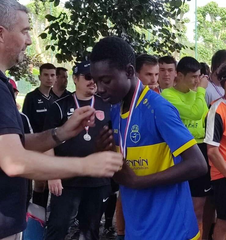 Claudenshim's tweet photo. Saleh Nkurunziza, jeune #Burundi-ais et meilleur buteur de l'équipe auxerroise en #France
(14 match &amp;15 buts) a reçu la coupe du championnat 2022 et celle de la meilleure académie de Football auxerrois.
Tel père tel fils, Jamari ancien attaquant de Vital'O 1980
#BeautifulBurundi https://t.co/zfwbCi1qpj