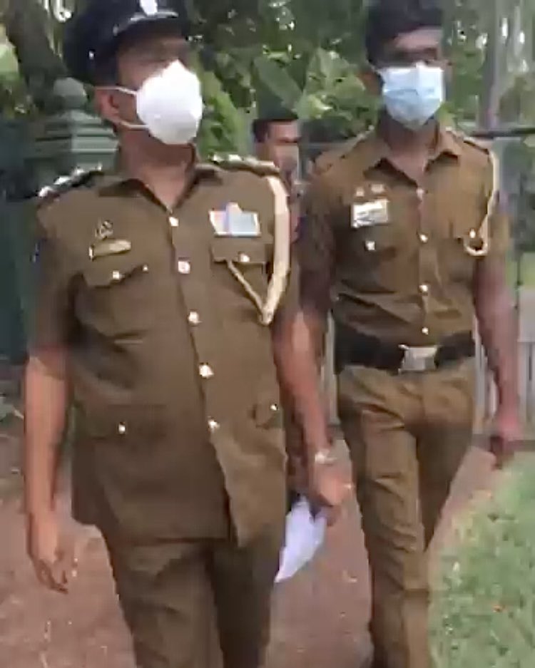 JDSLanka's tweet image. An attempt made by officers attached to #Wellawatta police station to forcibly enter the office of #SriLanka’s Frontline Socialist Party in #Nugegoda, was thwarted by party members a short while ago, as the police refused to explain why they want to inspect the premises.