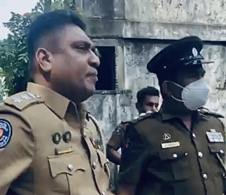 JDSLanka's tweet image. An attempt made by officers attached to #Wellawatta police station to forcibly enter the office of #SriLanka’s Frontline Socialist Party in #Nugegoda, was thwarted by party members a short while ago, as the police refused to explain why they want to inspect the premises.