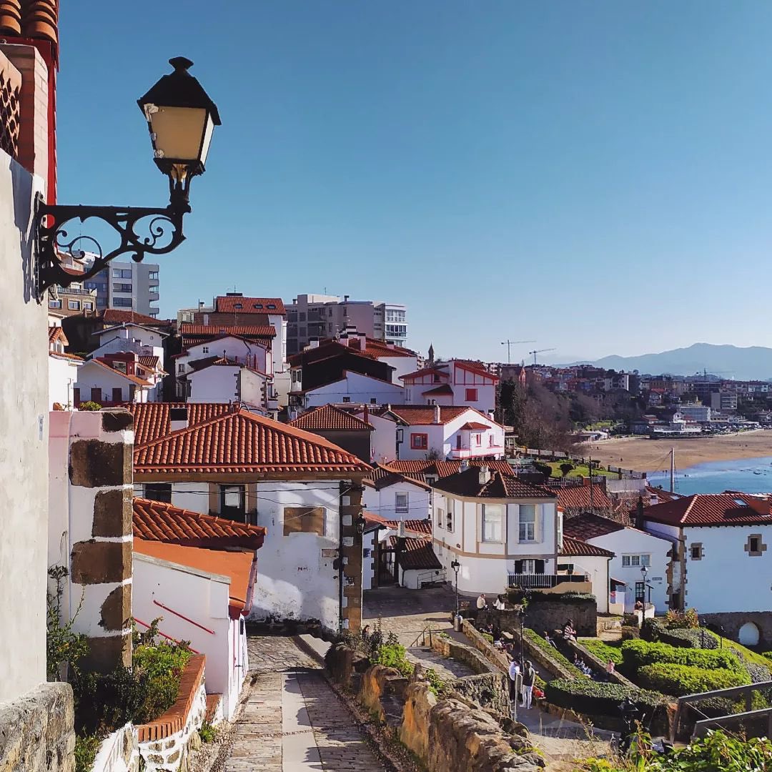 bilbaoturismo's tweet image. ¡Oficialmente en verano! ☀️ Y hoy le vamos a dar la bienvenida con esta foto de @xabier3007 del Puerto Viejo de Algorta, en Getxo. Un sitio perfecto para tomar algo y comer unos buenos pintxos al sol😍 ¡Y lo más importante, desde Bilbao se llega en tan solo 25 minutos en metro!✌🏼