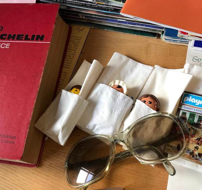 moteldetective's tweet photo. Cette nuit j'ai fait une insomnie. Et je suis tombée sur une personne nettoyant la maison de son grand-père décédé. 

"Quand j'avais 6 ans je mettais mes Playmobils au lit dans un Kleenex. A 30 ans, je découvre en ouvrant un tiroir qu'il les avait gardés endormis tout ce temps." https://t.co/tcmnNCvtGK