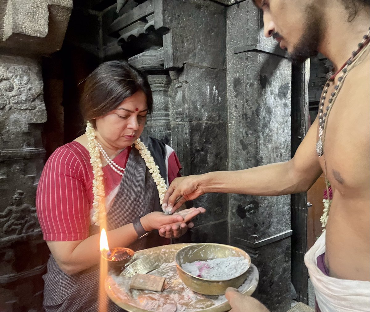M_Lekhi's tweet photo. Took the blessings of Lord Shiva and Goddess Parvati at the ancient Papanasanathar Temple in Tirunelveli, Tamil Nadu. 

As per the legend, it was in this temple that Lord Shiva re-enacted his wedding to Goddess Parvati on the request of Sage Agasthya. https://t.co/hRMZfbcagE