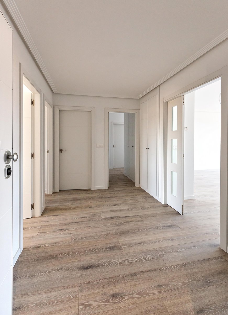 📸Piso piloto en C/ Fuenteovejuna, #Burgos.

⬜La carpintería en blanco armoniza con cualquier decoración que queramos incorporar a nuestra vivienda.

🌞Además, acentúa la sensación de luminosidad y amplitud de todas las estancias.

#gonorsa #viviendas #luz #puertas #burgosmola
