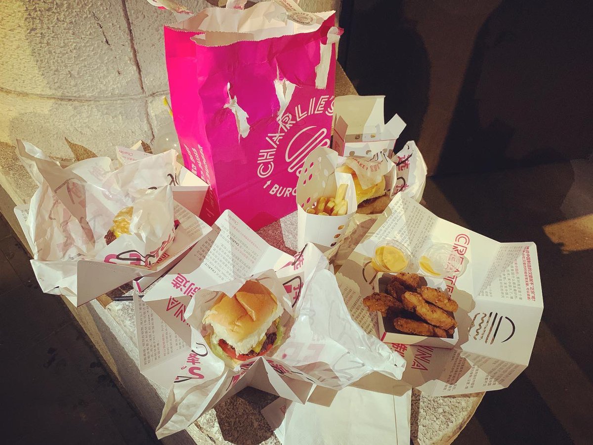 licky_w's tweet photo. 上海人第一次在马路上干饭！

如果大家喜欢我的视频，
欢迎评论区留言！
记得关注，转发，点赞！ ❤

subscribe：https://t.co/SdFrDybCdE

#shanghai #shanghainese #shanghaifood #上海 #上海疫情 #生活 #记录 #youtube #上海街拍 #堂食 #汉堡 #饮料 #drink #burger https://t.co/sbDgU03rUk