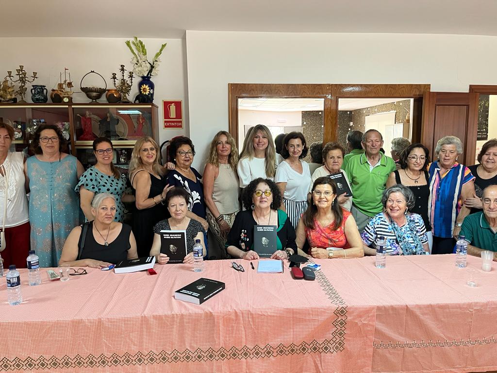 PlataformaTEB's tweet photo. El sábado presentamos el libro que da voz a las Madres. Contar la #Verdad es #Reparación para las víctimas. Agradecidas a la senadora @EstefaniaPalop y a @RosadelMar1 , concejala de Málaga, por acompañarnos. Tambien al Alcalde de Málaga, @pacodelatorrep por su felicitación. https://t.co/u6NqhrJULb