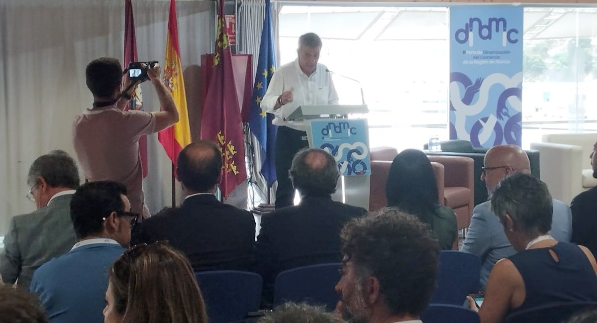PuzzleComunicDg's tweet photo. Un acto, #Dinamic2022, que ha contado con un gran número de profesionales 😊 y representantes de todos los ámbitos.
Es el caso del periodista 📺de @La7_tv, Alfonso de la Cruz, la consejera @vallemiguelez, el vicealcalde del @AytoLorca , o el director general @carlospenafielh . https://t.co/l7bYPvKJKy