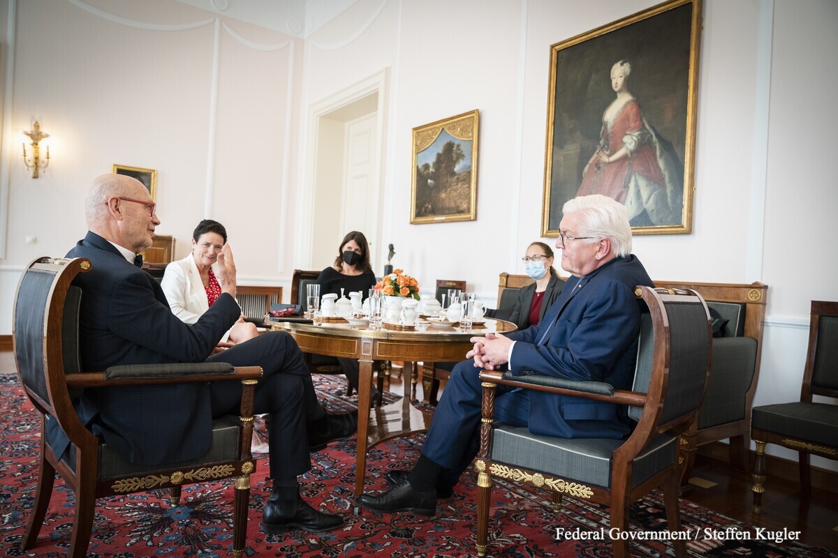 During a visit to #Berlin, @genevieve_pons, DG @DelorsEurope, & @PascalLAMYPPF, VP, had the opportunity to meet President #Steinmeier An old friend of #JacquesDelors, with whom they discussed global, EU & 🇩🇪 issues, which are going through difficult times europejacquesdelors.eu/news/meeting-w…