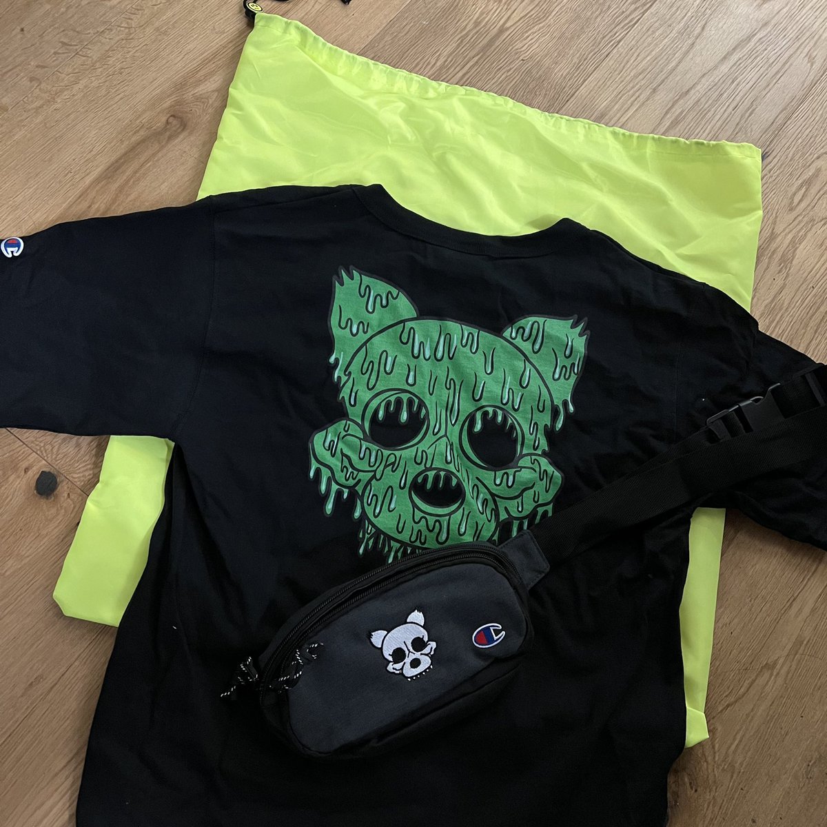 jrider716's tweet photo. Ahhh! Can’t wait for that @Teddy_BearSquad merch to release. Adult Bears generate 10 $TOYZ per day which can we used to breed baby bears or used for merch and other perks. Art is 🔥 asf. Champion brand merch 👀 Check it out! 💯 https://t.co/hl0nThWsVw