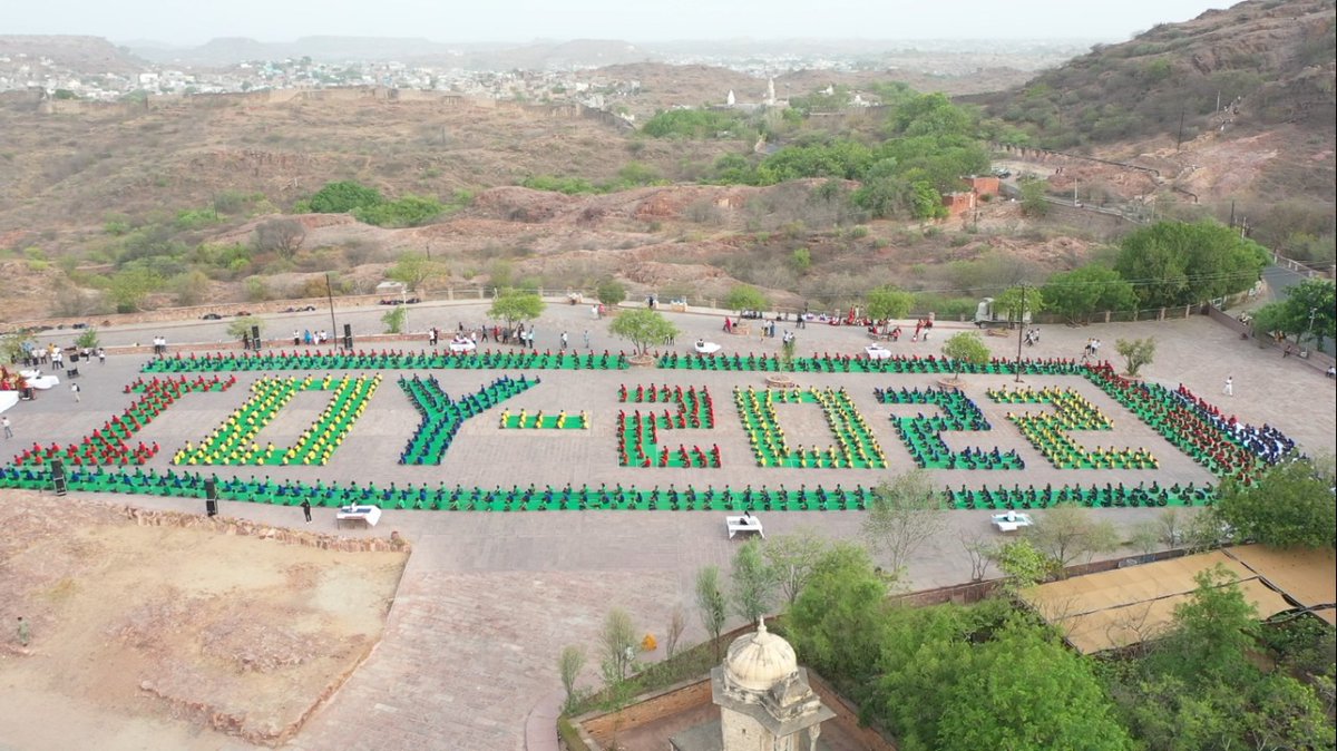 8th #InternationalDayofYoga Yoga @ Iconic Places: Students of Kendriya Vidyalayas performing Yoga at Mehrangarh Fort, Jodhpur. #YogaForHumanity #YogaAtIconicPlaces #IDY2022 #InternationalYogaDay