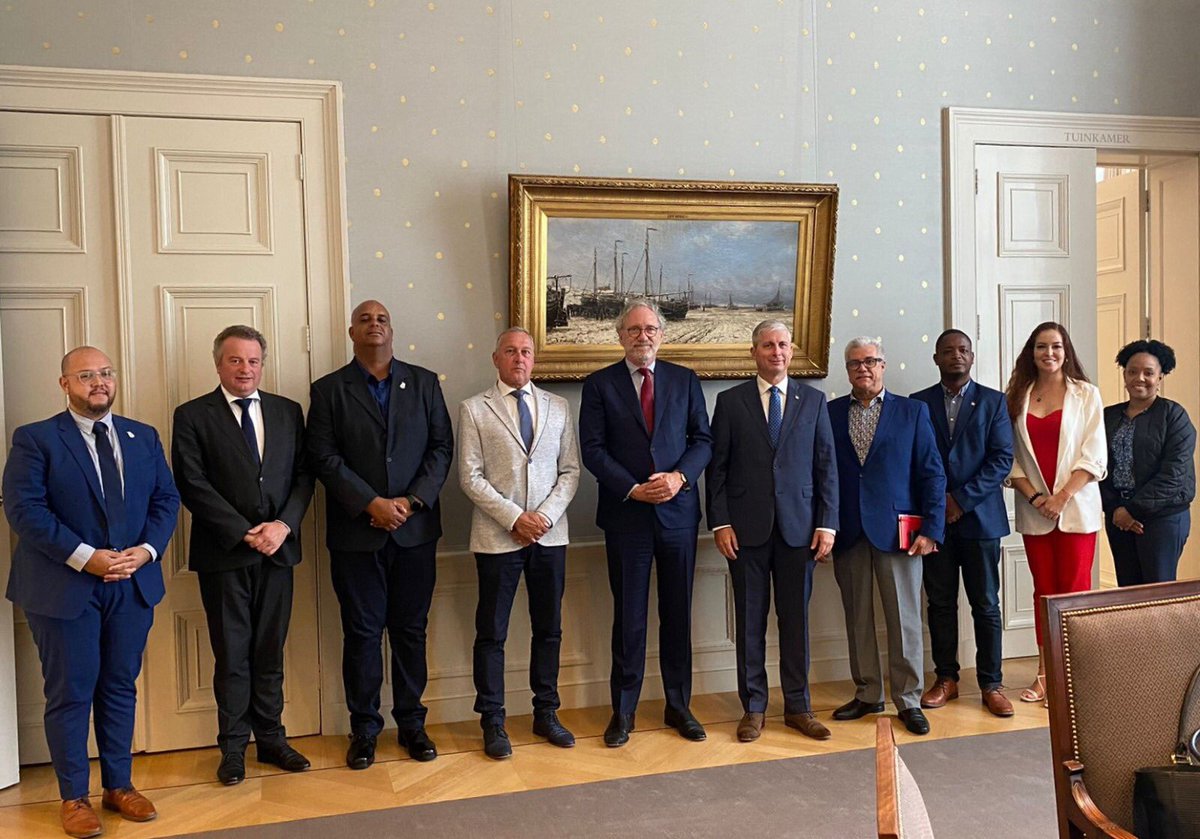 Thom de Graaf (@thdegraaf) on Twitter photo Ontvangst bij de <a href="/RaadvanState/">Raad van State</a> op de Kneuterdijk van gezaghebber/governor Jonathan Johnson en de voltallige eilandsraad van Saba. Ontvangst bij de <a href="/RaadvanState/">Raad van State</a> op de Kneuterdijk van gezaghebber/governor Jonathan Johnson en de voltallige eilandsraad van Saba.