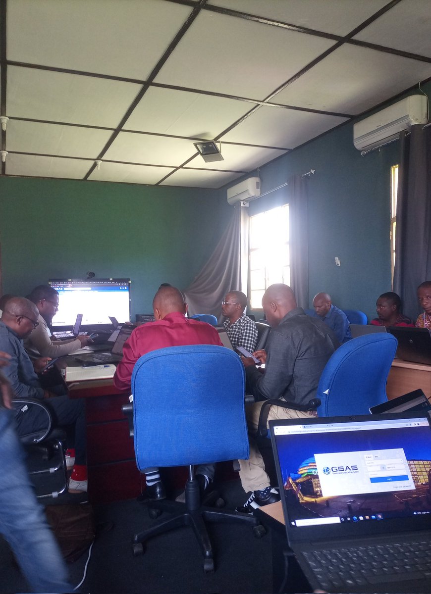 RusiziDistrict's tweet image. @RusiziDistrict  kuri uyu munsi Abakozi b&apos;Akarere bazindukiye mu mahugurwa y&apos;ikoranabuhanga #smartadministration mu rwego rwo kugabanya ikoreshwa ry&apos;impapuro @RwandaWest @RwandaLocalGov @RwandaICT